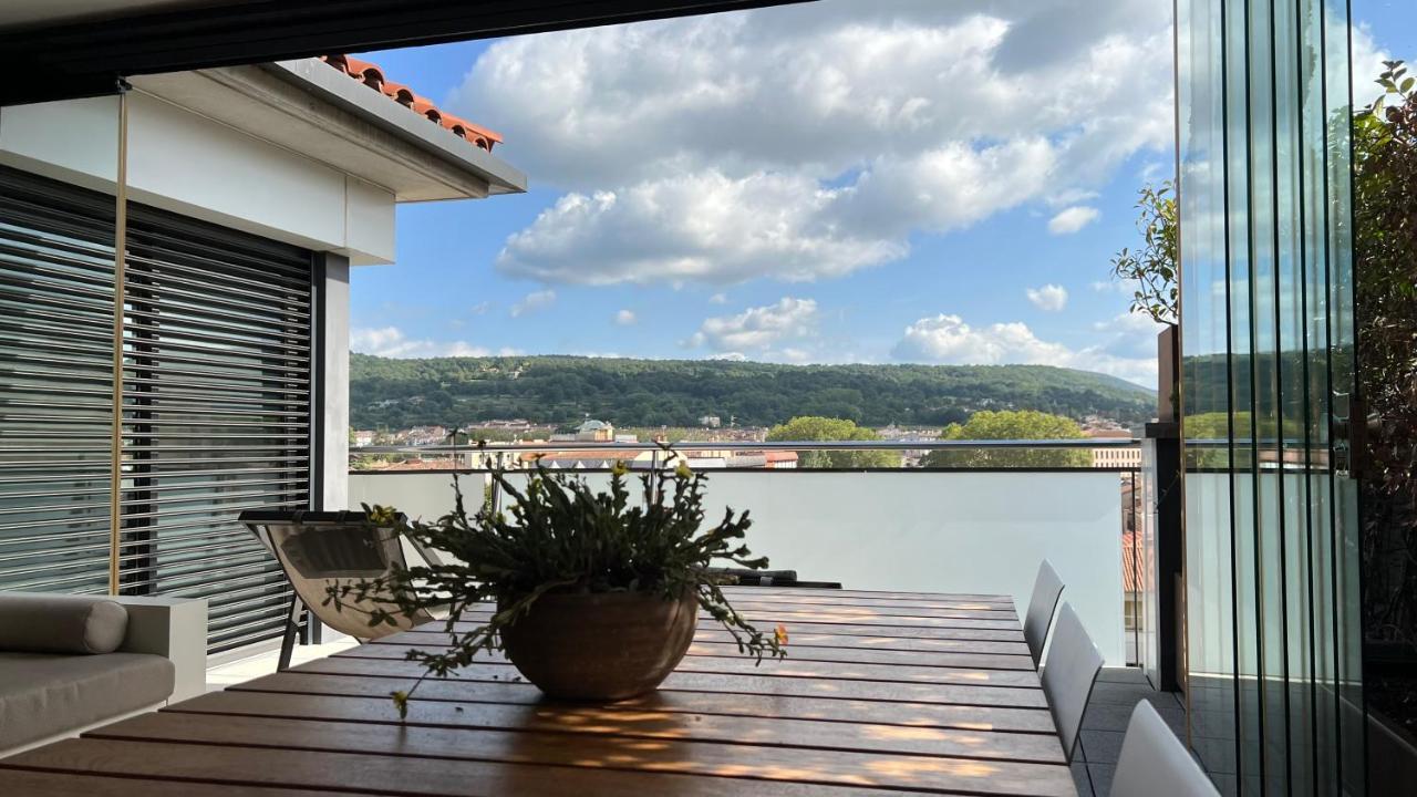 Apartamento Ático de diseño con terraza en el centro de Olot Exterior foto